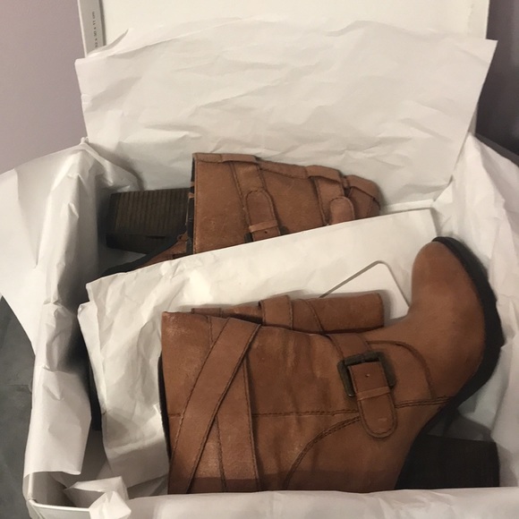 Steve Madden Renegaid Boots in cognac with straps and buckle accents! - Picture 13 of 16